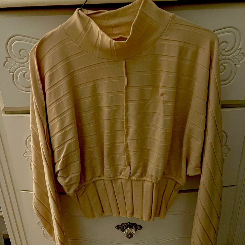 Urban turtleneck with puff sleeves
